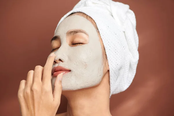 Primer Plano Hermosa Mujer Asiática Aplica Mascarilla Purificadora Cara Tiene — Foto de Stock