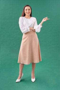 Turkuaz arka planda görünen çekici Asyalı kadın