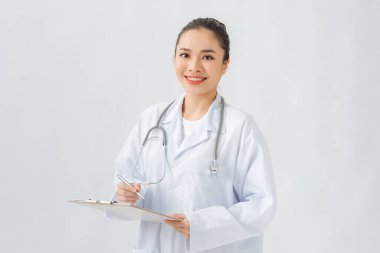 Güzel bayan doktor elinde bir pano beyaz arka planda izole bir şekilde gülümsüyor..