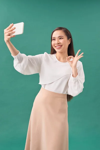 Щаслива Молода Жінка Дивлячись Вбік Взяти Селфі Мобільному Телефону Нормальним — стокове фото