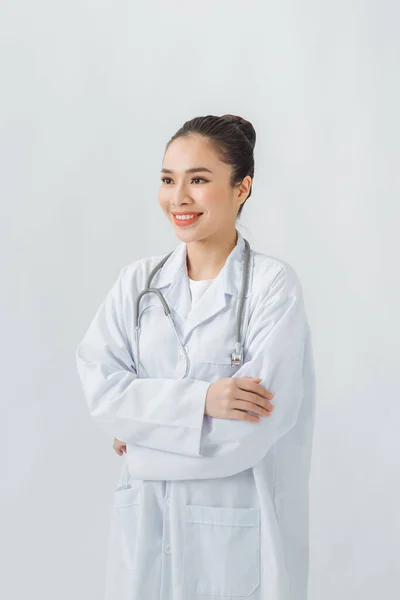 Mujer Joven Segura Médico Pie Brazos Cruzados —  Fotos de Stock