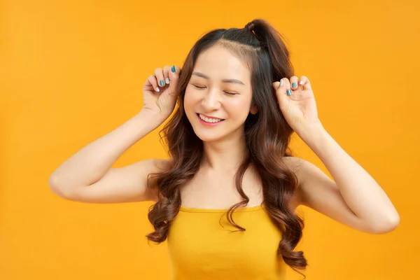 Menina Asiática Feliz Posando Fundo Amarelo Com Belo Sorriso — Fotografia de Stock