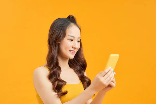 Atractiva Joven Mujer Asiática Usando Teléfono Sobre Fondo Naranja — Foto de Stock