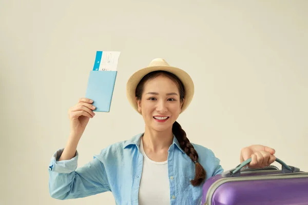 Mulher Negócios Viajando Segurando Passaporte Bilhete Saco Isolado — Fotografia de Stock