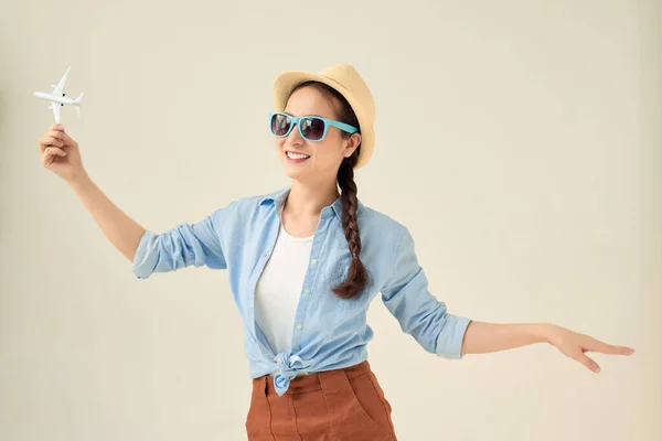 Retrato Cerca Una Hermosa Mujer Sombrero Paja Sosteniendo Modelo Avión — Foto de Stock