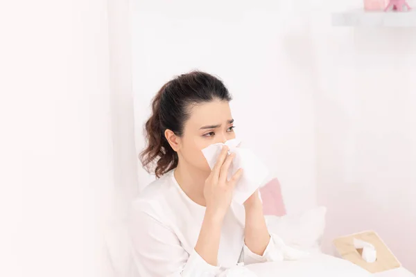 毛布の下に座って頭痛の種の女性 季節の感染症を持つ病気の女性 インフルエンザ ベッドに横たわってアレルギー — ストック写真