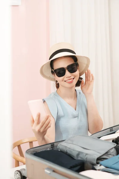 Όμορφη Γυναίκα Ταξιδιώτη Γυρίσματα Selfie Και Την Επιλογή Καπέλο Μόδας — Φωτογραφία Αρχείου