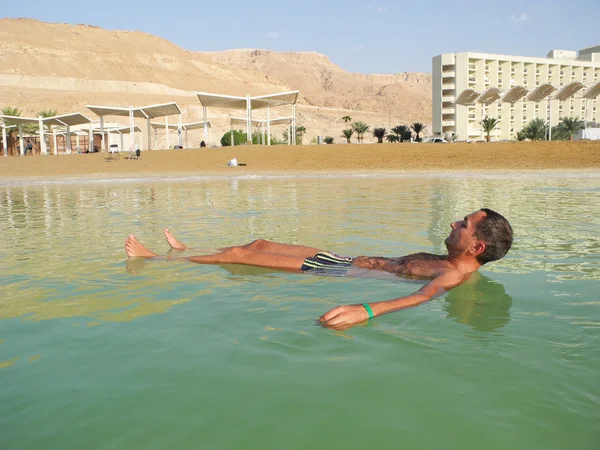 Улучшение здоровья в Мертвом море . — стоковое фото