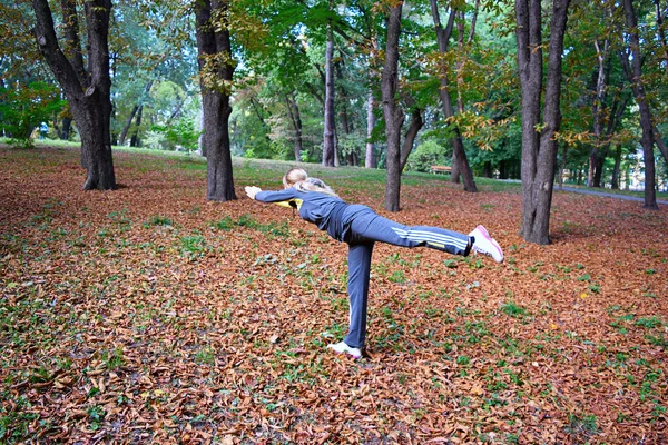 Yoga i parken. – stockfoto