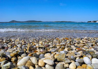 Çakıl sahilde Vodice.