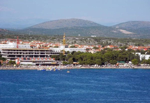 Plaży w mieście Vodice, Chorwacja. — Zdjęcie stockowe