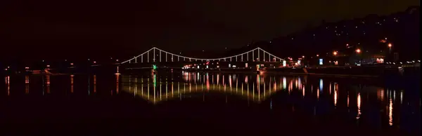 Illuminazione notturna del ponte . — Foto Stock