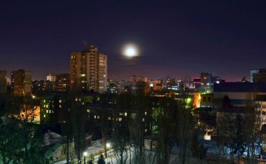 Gece boyunca ay ışığı.