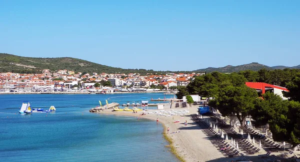 Plaża z sosny w Vodice, Chorwacja. — Zdjęcie stockowe