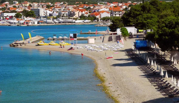 Beach with pines in Vodice, Croatia. — Stock Photo, Image