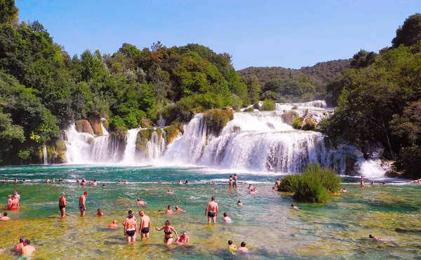 People bathing at Krka waterfalls. — Stock Photo, Image