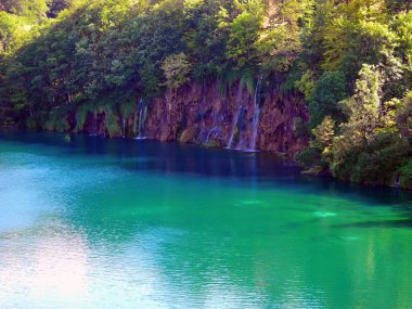 Plitvice Gölleri küçük şelaleler.