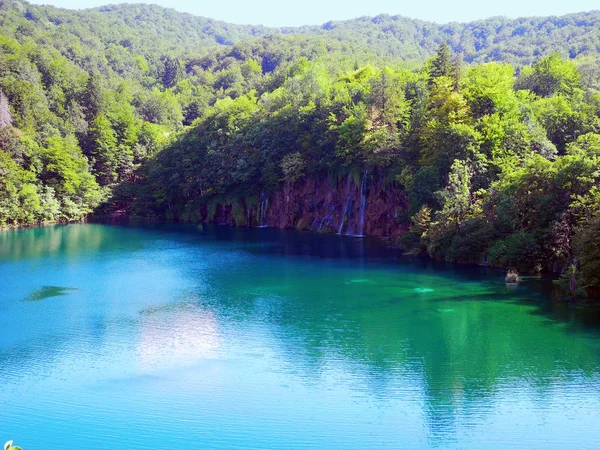 Plitvice Gölleri küçük şelaleler.