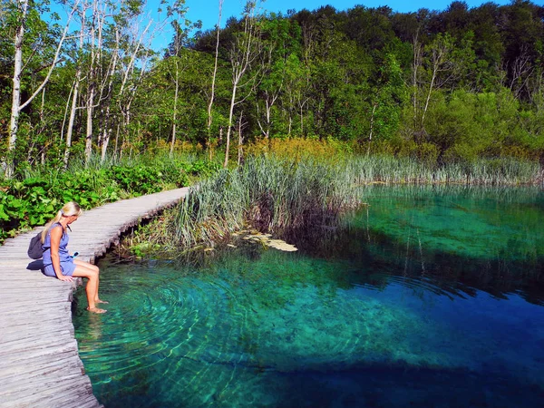 Göl üzerinde geçit.