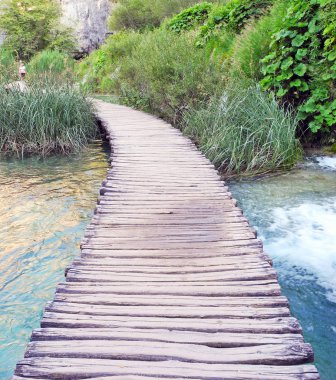 Göl üzerinde geçit.