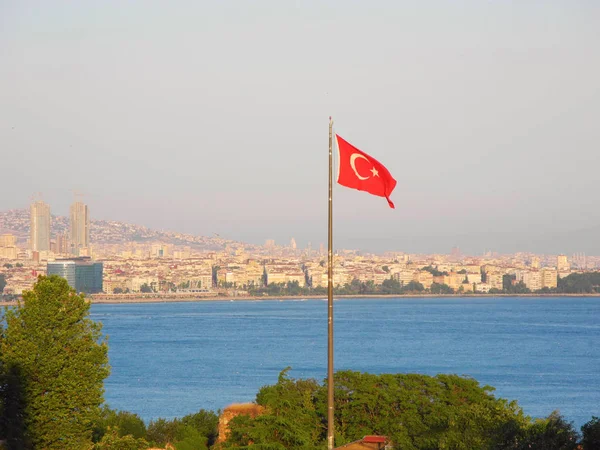 Turecká vlajka nad Istanbul. — Stock fotografie