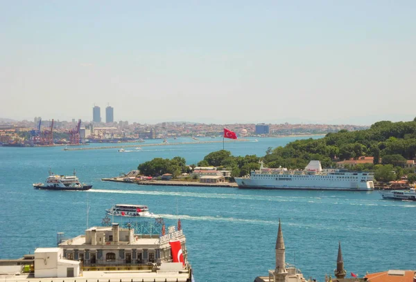 Turecká vlajka nad Istanbul. — Stock fotografie