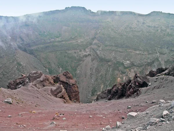 El cráter humeante del Vesubio . —  Fotos de Stock