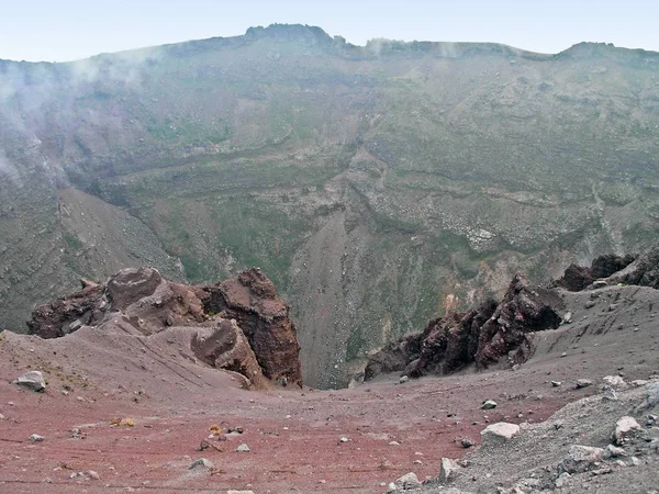 De rookvrije krater van de Vesuvius. — Stockfoto