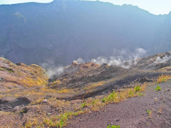 冒烟的弹坑的维苏威火山. — 图库照片