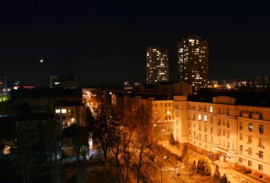 Ağda ay şehir içinde.