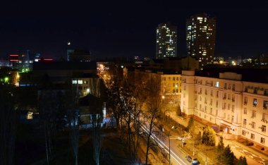 Ağda ay şehir içinde.