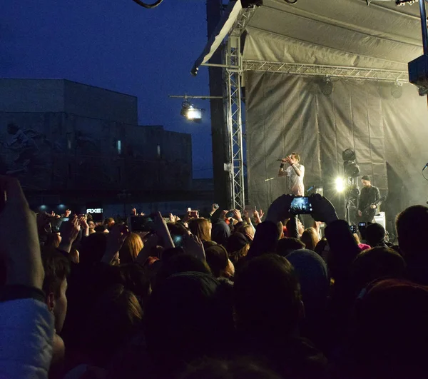 Jóvenes en el concierto . — Foto de Stock