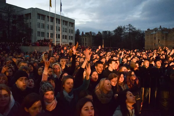 Młodych ludzi na koncercie. — Zdjęcie stockowe