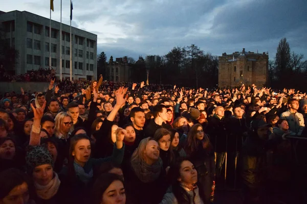 Młodych ludzi na koncercie. — Zdjęcie stockowe