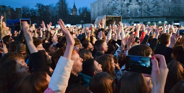 Mladí lidé na koncert. — Stock fotografie