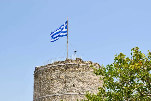 Flagga av Grekland på det gamla tornet. — Stockfoto