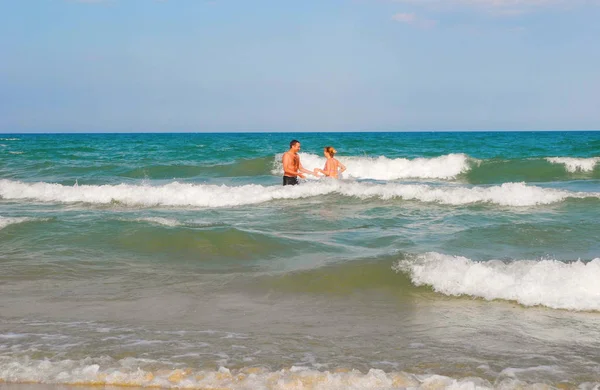 The couple in the sea. — Stock Photo, Image