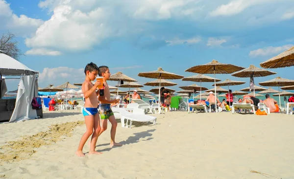 Op het strand bij warme zomerdag. — Stockfoto