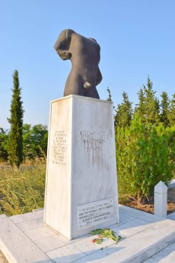 Savunucuları için anıt.