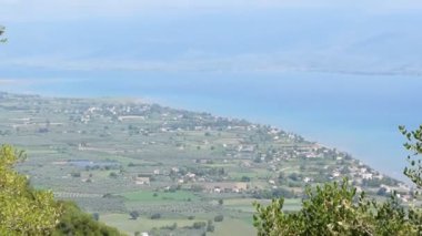 Neo Thronio Cityscape tarihinde Ege sahil, Yunanistan.