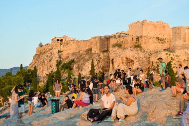 Turistler Areopagus tepe üzerinde.