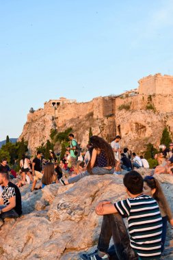 Turistler Areopagus tepe üzerinde.
