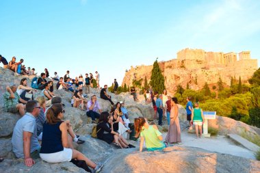 Turistler Areopagus tepe üzerinde.