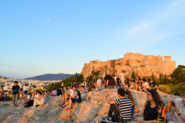 Turistler Areopagus tepe üzerinde.