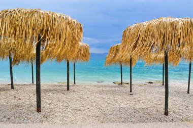 Sahilde şemsiyeler.