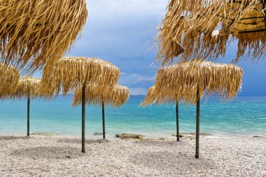 Sahilde şemsiyeler.