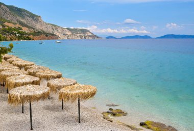 Sahilde şemsiyeler.