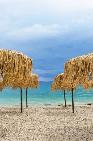 Sahilde şemsiyeler.