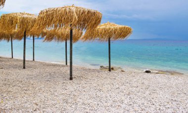 Sahilde şemsiyeler.