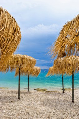  Sahilde şemsiyeler.